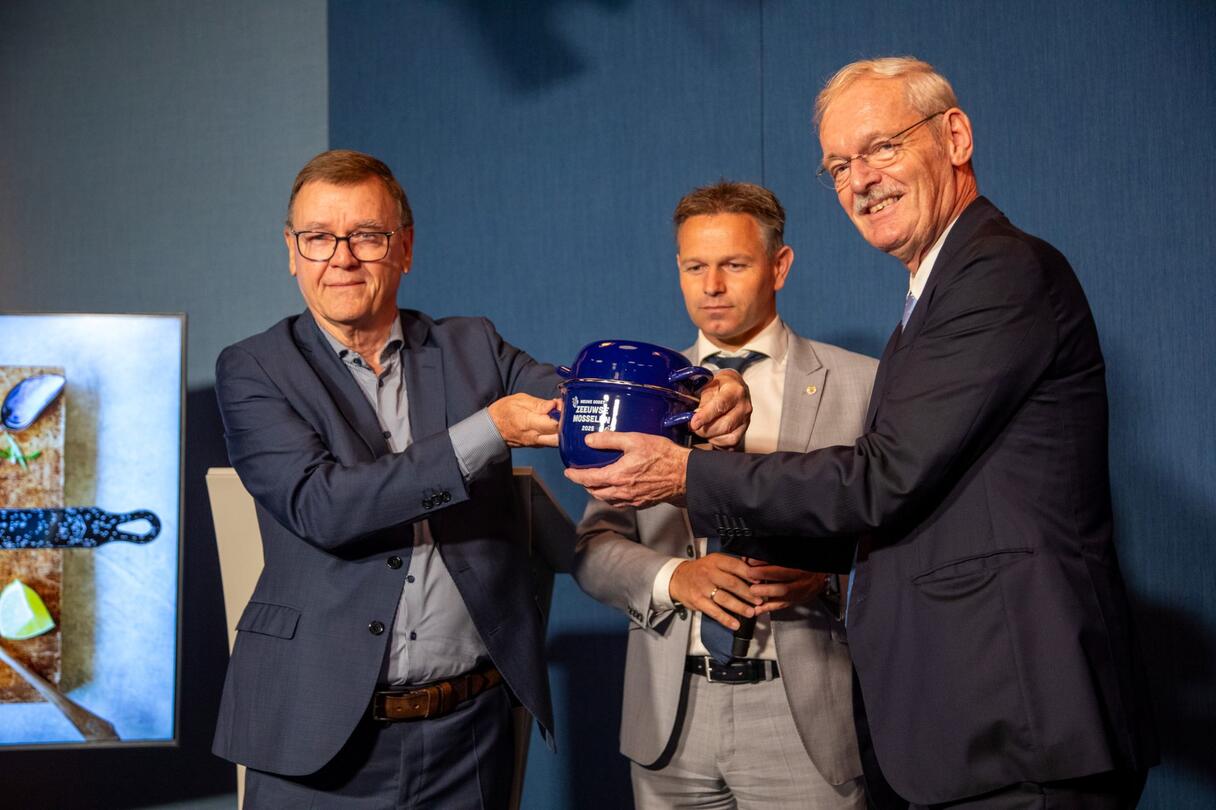 Overhandiging pannetje mosselen tijdens Zeeuwse Zomerontmoeting