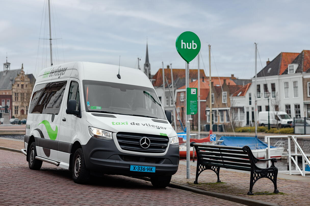 Bus taxi de vlieger bij Hub Zierikzee. Beeld: Percy's