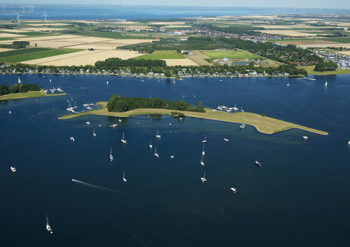 Luchtfoto Veerse Meer met het meer en het omliggend landschap in beeld.