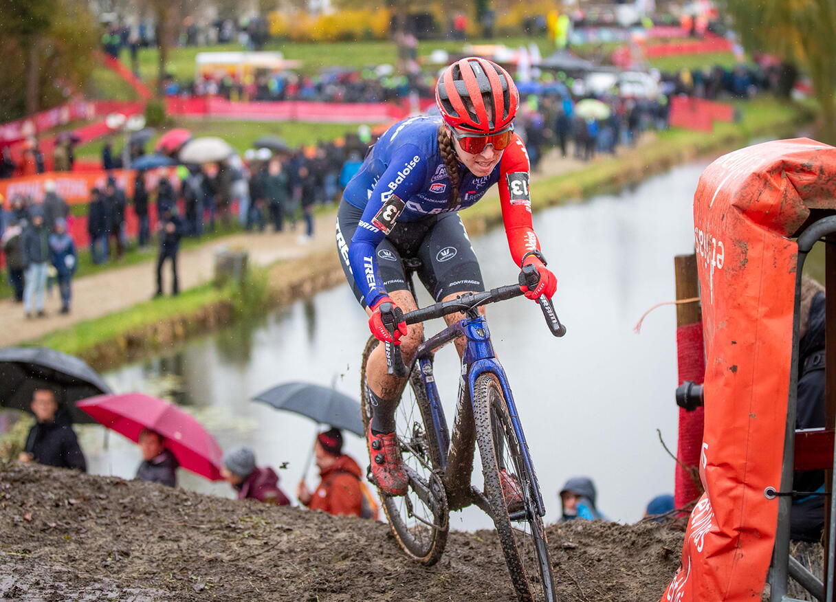 Shirin van Anrooij in actie tijdens een Vestingcross in Hulst