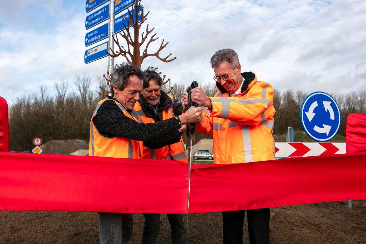 Feestelijke onthulling kunstwerk nieuwe rotonde Kapellebrug