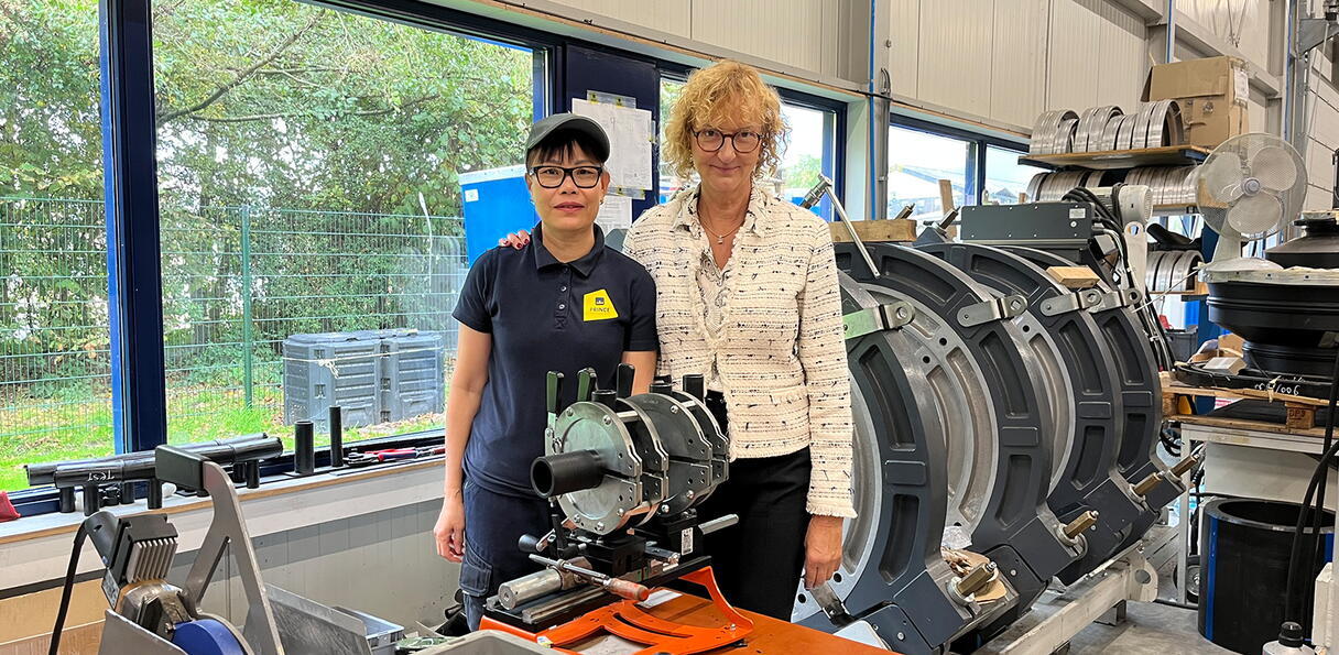 Kathleen en Lai in de fabriek