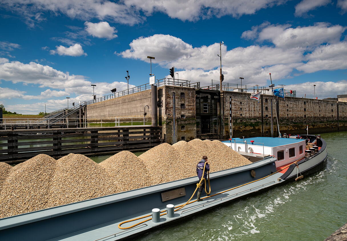 Binnenvaartschip in de sluizen van Hansweert