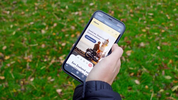 Website allyourz.nl op een mobiele telefoon
