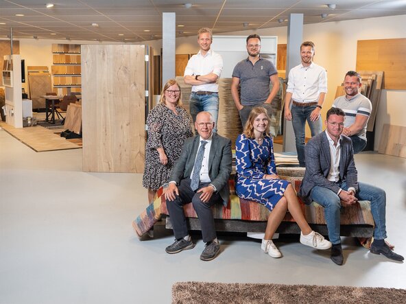 Een deel van de familie Witte in één van hun woonwinkels. Beeld Niek Stam