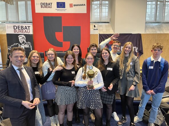 Gedeputeerde De Bat met leerlingen van het Calvijn College tijdens Op weg naar Het Lagerhuis 2024