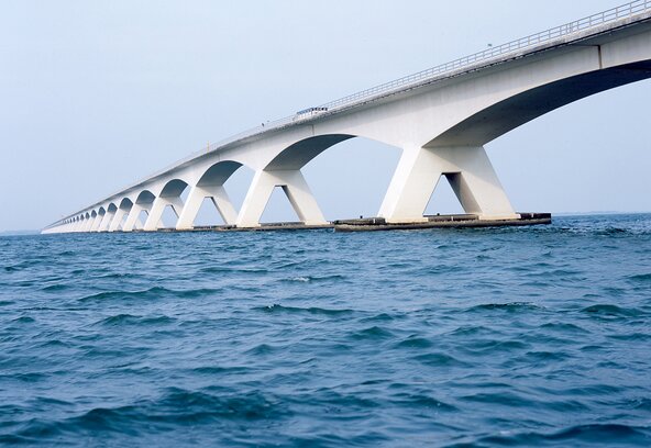 Zeelandbrug over Oosterschelde, laag standpunt