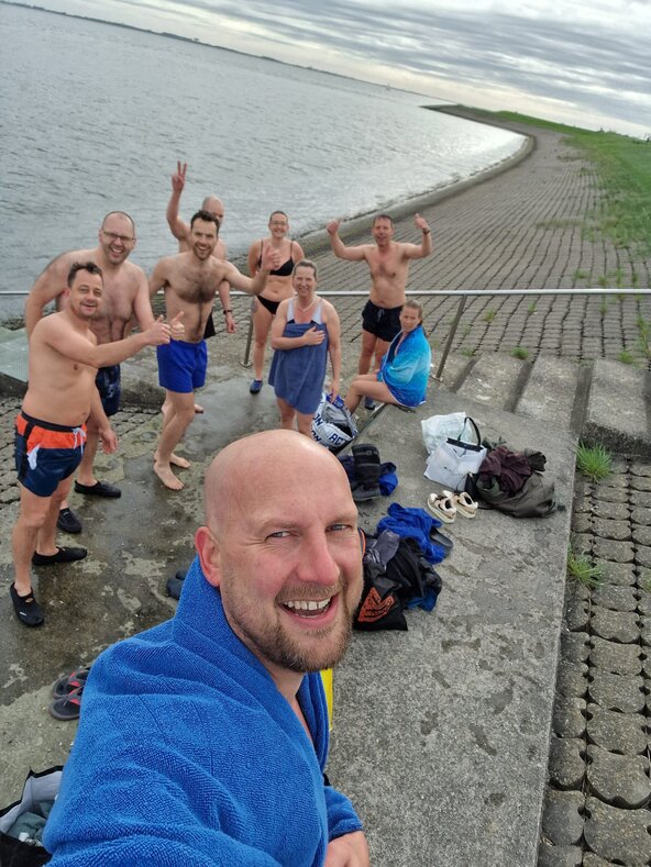 Groep mensen 'dipt' in Oosterschelde bij Wemeldinge. Beeld: Hans Everse