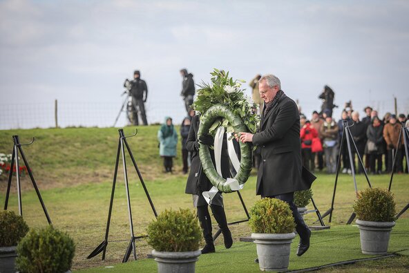 Han Polman legt krans tijdens herdenking 70 jaar Watersnoodramp. Beeld: Marcelle Davidse
