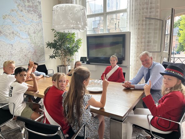 Han Polman met de kinderburgemeesters