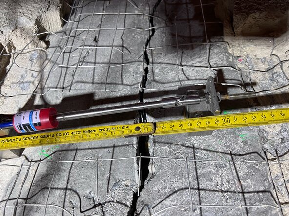 Breuk met scheurwijdtemeter en schaalgrootte in centimeters. Beeld: N.V. Westerscheldetunnel