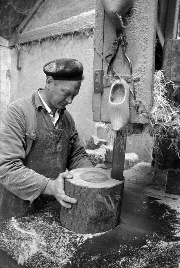 Zwart-wit afbeelding klompenmaker Kapellebrug. Beeld: C. de Boer, ZB Beeldbank 139251. Copyrights: BN/De Stem (DPG Media)