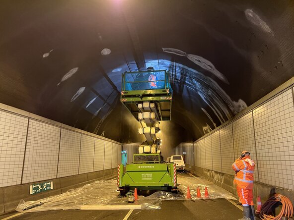 Onderzoek betonschade. Beeld: N.V. Westerscheldetunnel