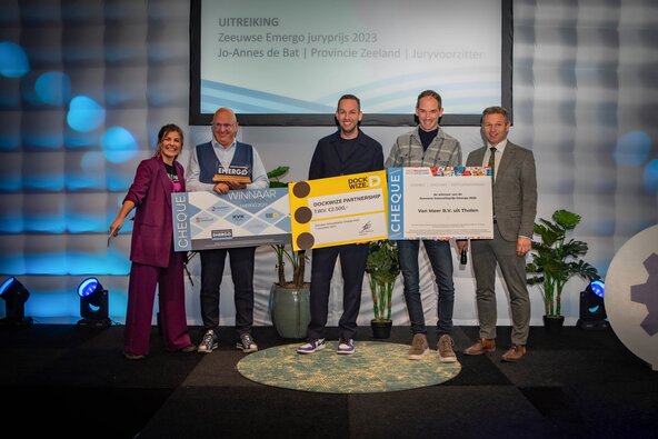 Arieke van Liere en Jo-Annes de Bat met winnaars Emergo 2023