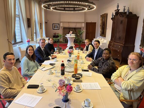 Ambassadeurs van Jouw Zeeland in gesprek met gedeputeerde Van der Maas