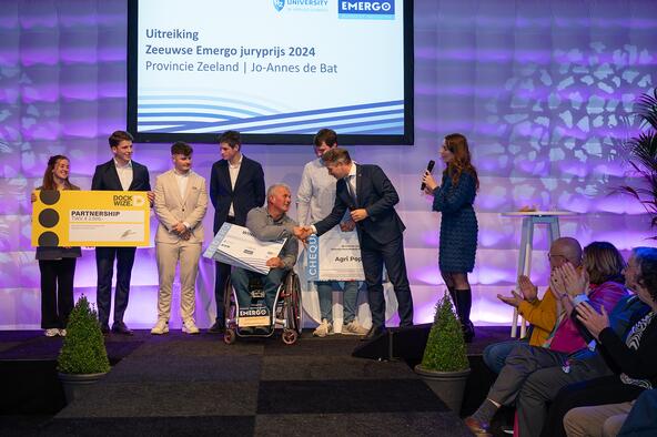 Uitreiking van de Zeeuwse Emergo juryprijs 2024 door gedeputeerde Jo-Annes de Bat