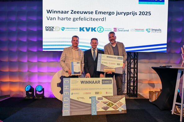 Colsen met juryvoorzitter Jo-Annes de Bat Emergo Innovatieprijs