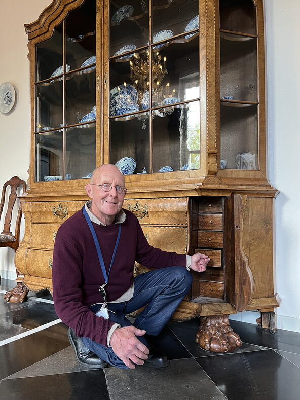 Hans Woittiez toont geheime laadjes in oude kast