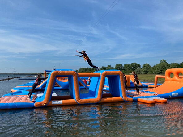 Aquapark op het water van Schotsman Watersportcentrum, Veerse Meer 816.