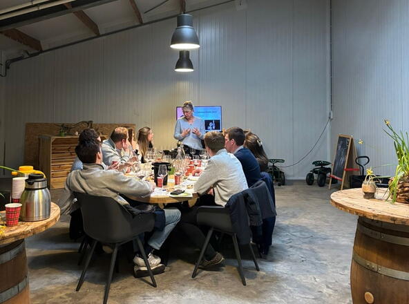 Wijnproeverij bij De Zeeuwse Boer binnen, Veerse Meer