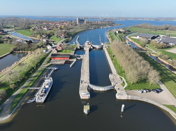 Overzichtsfoto vanuit de lucht van het Sluizencomplex in Veerse bij het Veerse Meer.