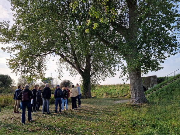 Stadswandeling door Veere met een gids vlakbij het Veerse Meer.