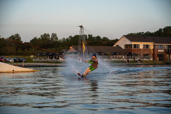 Waterski op het Veerse Meer bij Schotsman Watersportcentrum.