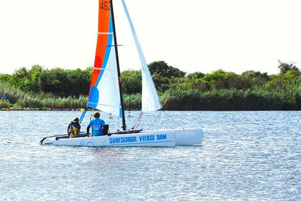 Proefles Catamaran varen op het water bij Windsurfschool Veerse Meer.
