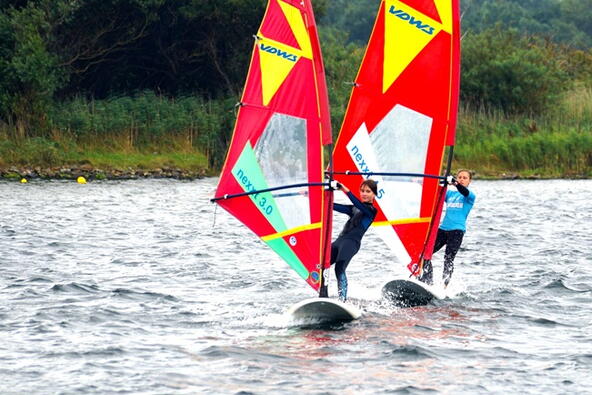 Proefles windsurfen op het water bij Windsurfschool Veerse Meer.