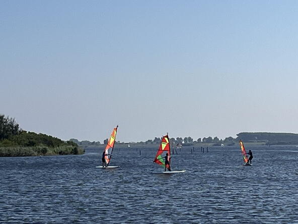 Proefles surfen bij de Windsurfschool tijdens het Beleefweekend Veerse Meer.