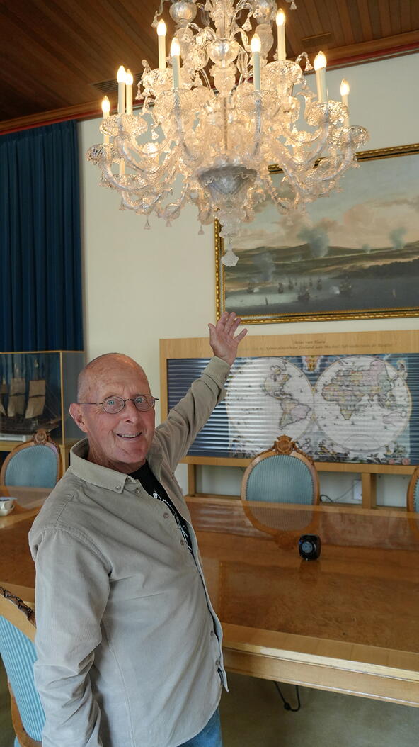 Hans Woittiez bij een van de kroonluchters in de Abdij