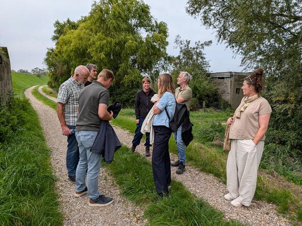 Gastheren en gastvrouwen van het Veerse Meer krijgen uitleg over het landschap, bij Kamperland..