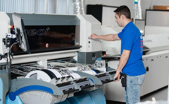 Geautomatiseerde assemblage van een printplaat met een SMD-machine