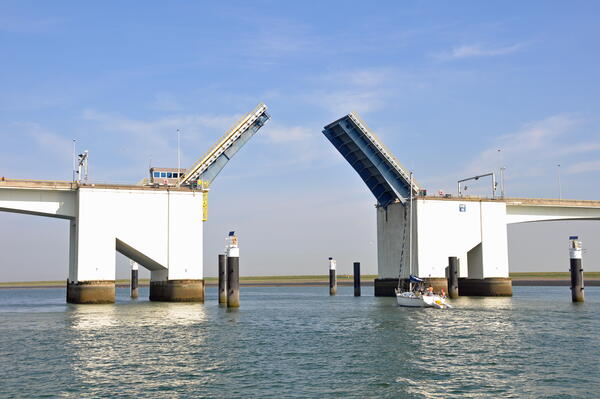 Zeilboot vaart door de openstaande Zeelandbrug