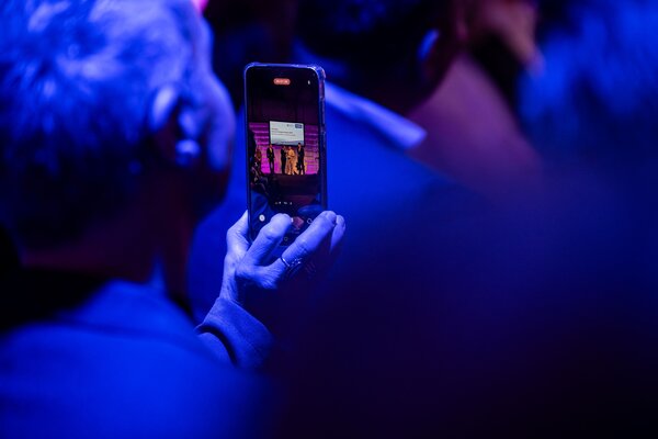 Een telefoon tijdens de uitreiking Emergo 2024